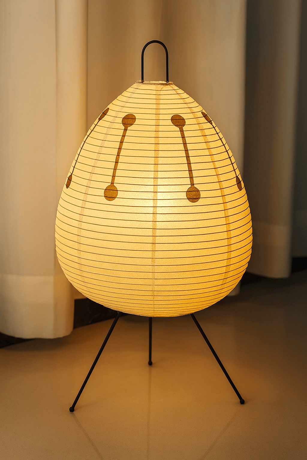 Détail de la lampe de bureau vintage en papier texturé, finition artisanale élégante.