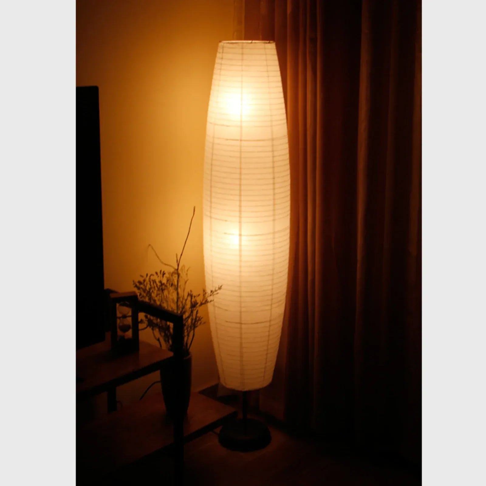 Abat jour lampe sur pied avec lumière chaude créant une ambiance cosy