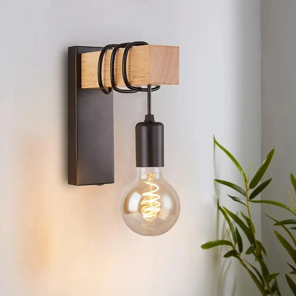 Applique murale bois design fixée sur mur blanc, éclairage décoratif