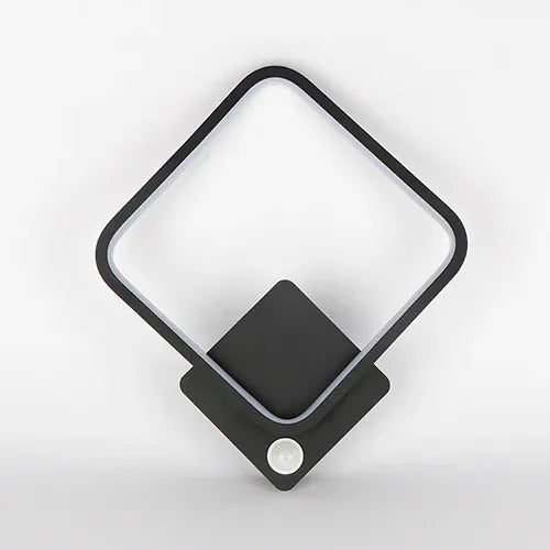 Applique murale cuisine LED noire sur fond clair, design moderne