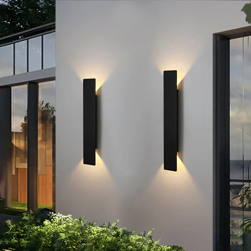 Applique murale design LED installée sur un mur extérieur, éclairage moderne