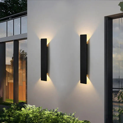 Applique murale design LED installée sur un mur extérieur, éclairage moderne