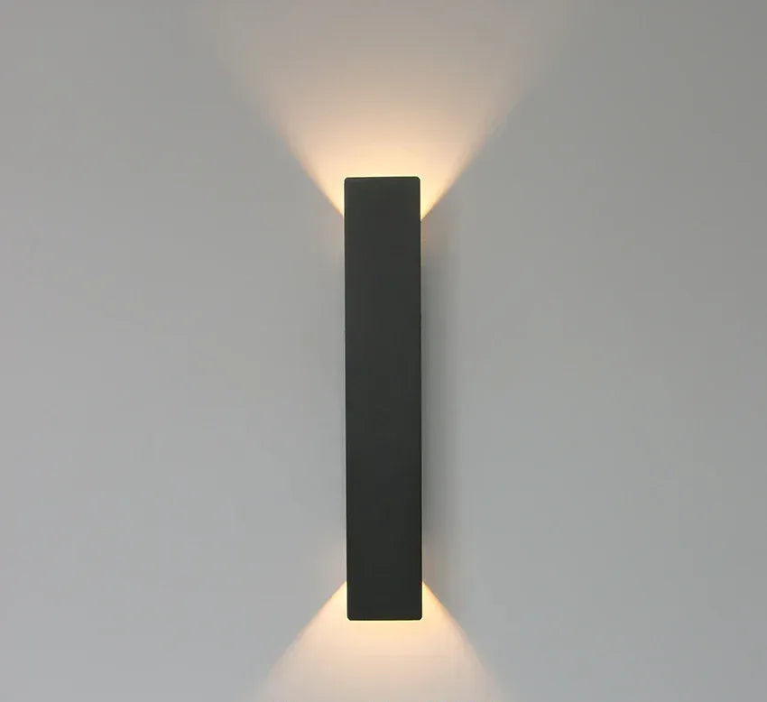 Applique murale design LED noire allumée, lampe murale moderne