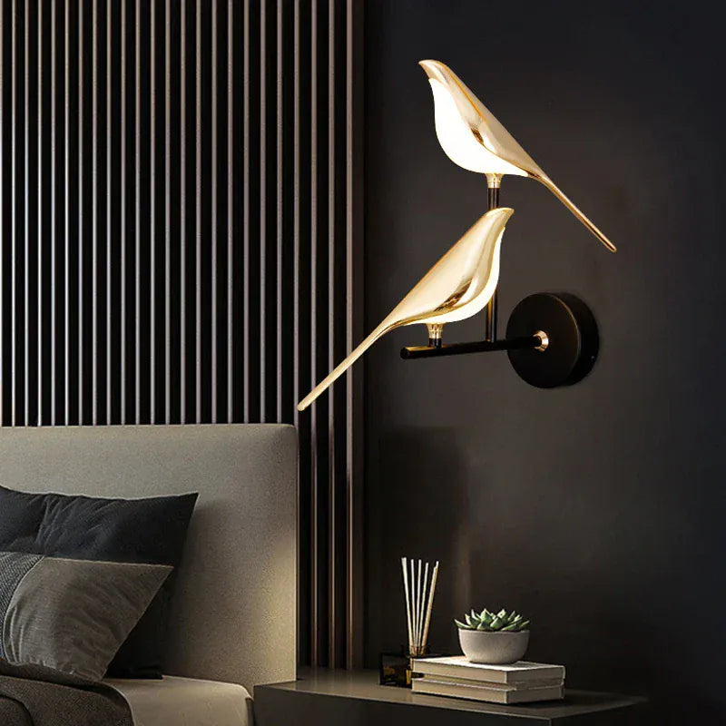 Applique murale dorée LED dans un salon moderne, éclairage d’ambiance élégant