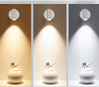 Applique murale intérieur LED projetant plusieurs faisceaux lumineux sur un mur moderne