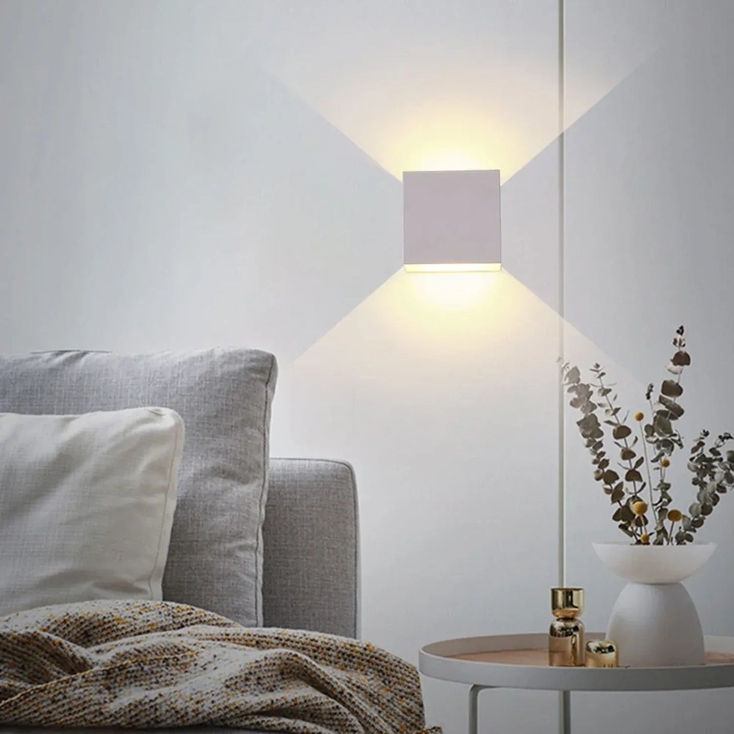 Applique murale LED cubique installée dans une chambre, lumière douce et décorative
