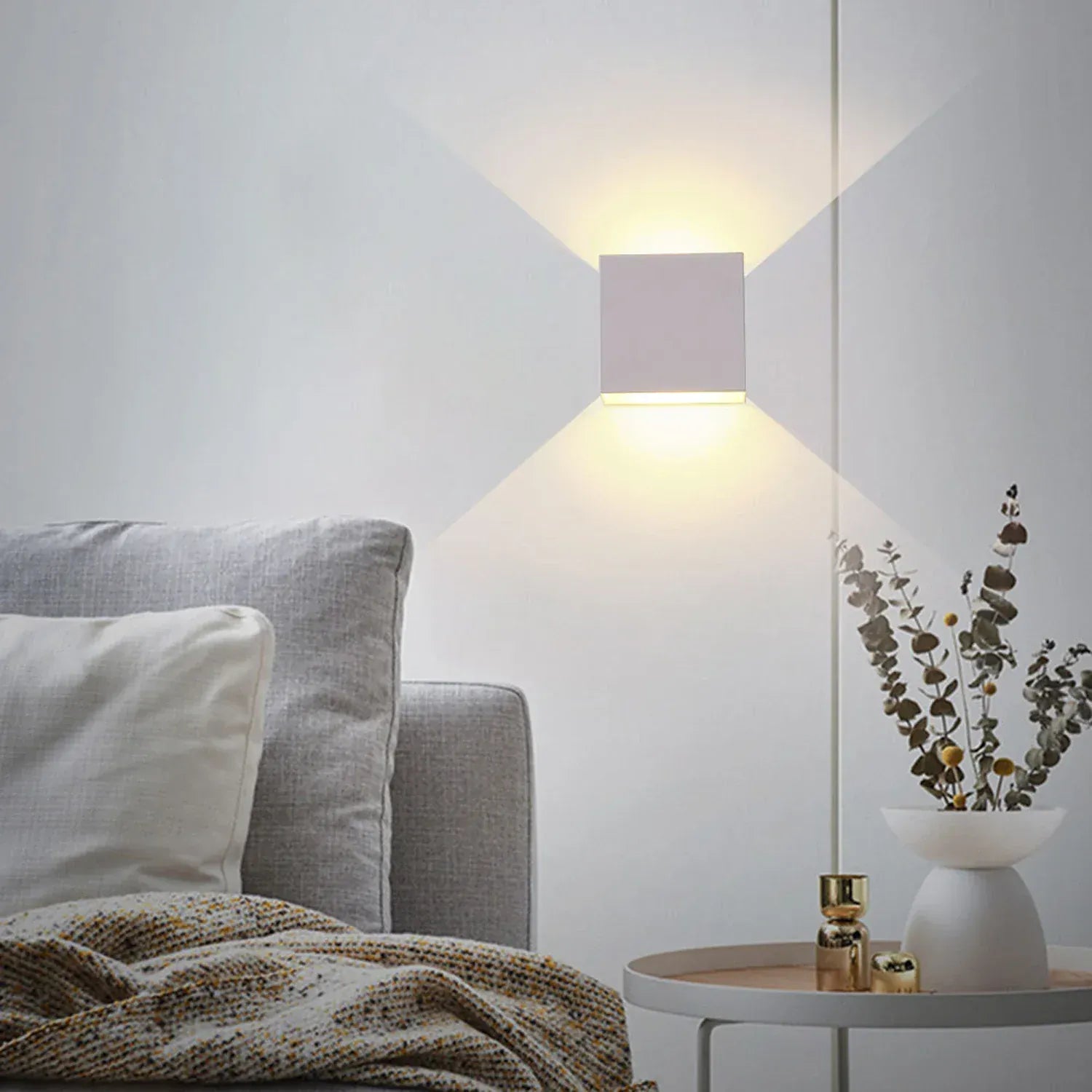 Applique murale LED cubique installée dans une chambre, lumière douce et décorative
