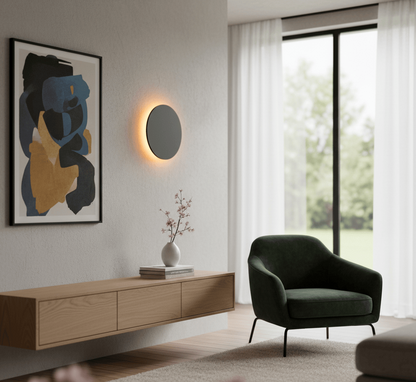 Applique murale moderne LED installée dans un salon, éclairage mural design et élégant.