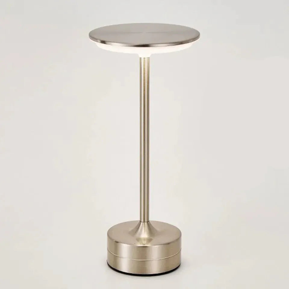 Lampe de bureau LED couleur argent au design moderne, éclairage directionnel et base stable.
