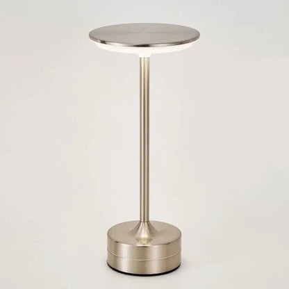 Lampe de bureau LED couleur argent au design moderne, éclairage directionnel et base stable.