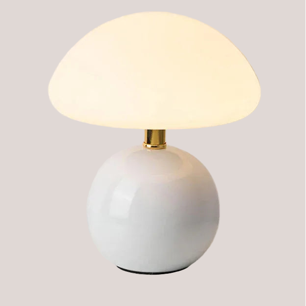 Lampe champignon design blanche sur fond neutre, éclairage LED élégant pour décoration moderne.