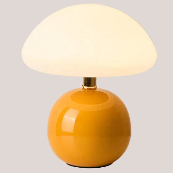 Lampe champignon design orange sur fond blanc, éclairage décoratif moderne pour salon ou chambre.