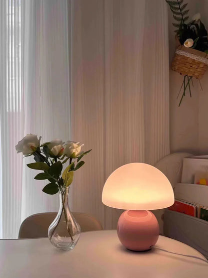 Lampe champignon design rose dans une chambre cosy, éclairage d’ambiance idéal pour détente.
