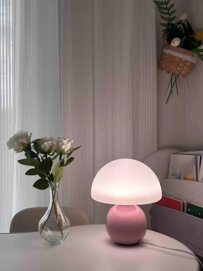 Lampe champignon design rose éclairant une chambre douce et lumineuse, idéale pour décoration moderne.