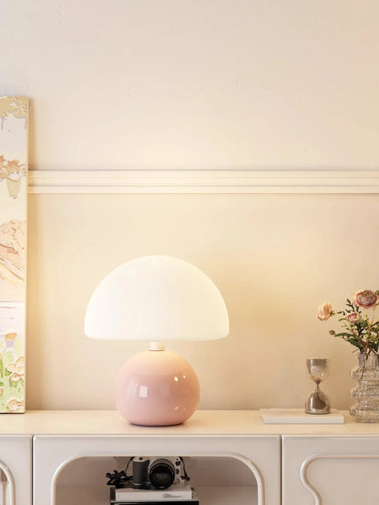 Lampe champignon design rose pastel sur meuble blanc, lumière douce pour décoration féminine et moderne.