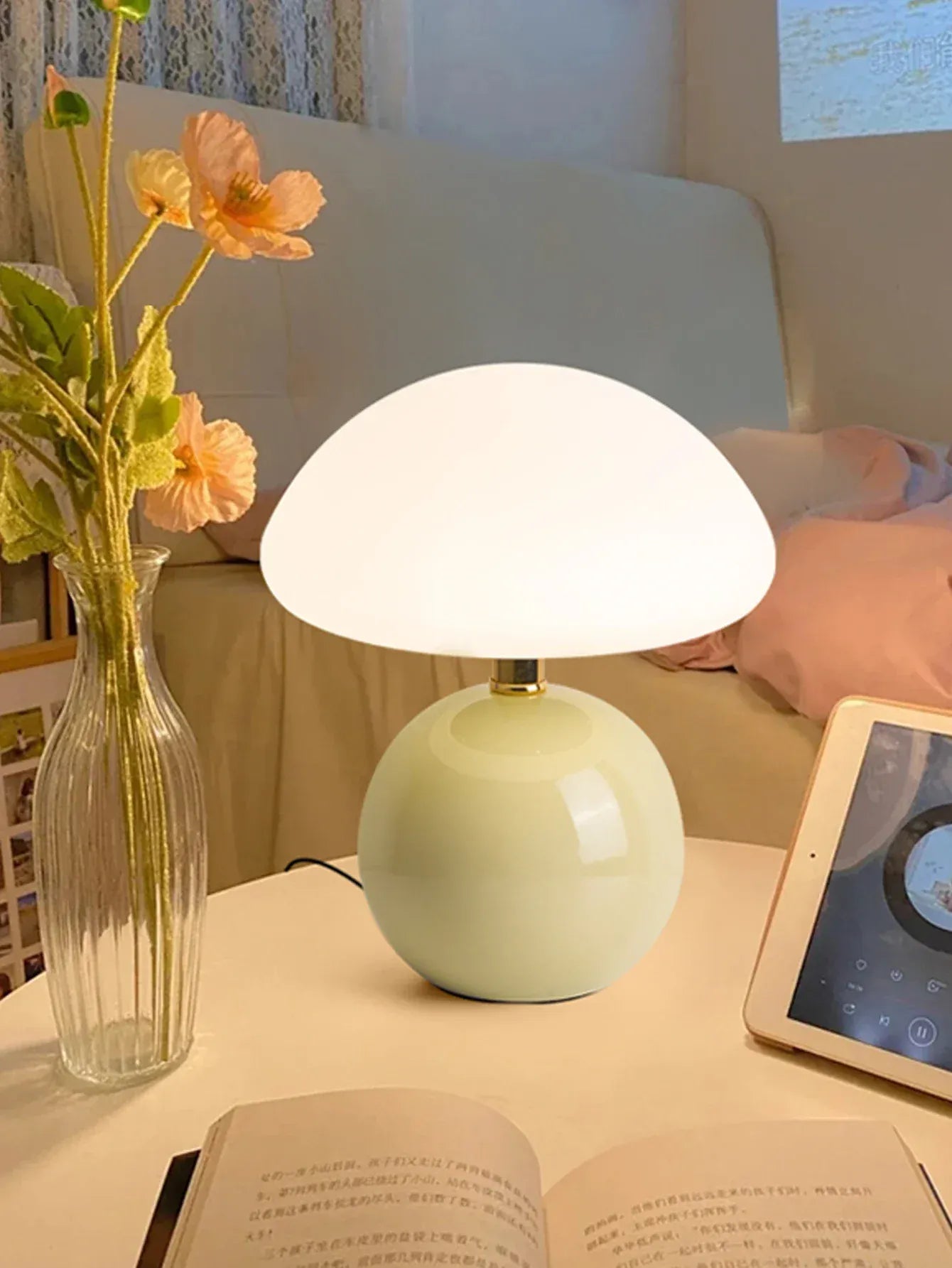 Lampe champignon design verte créant une ambiance cosy, parfaite pour lecture et décoration intérieure.