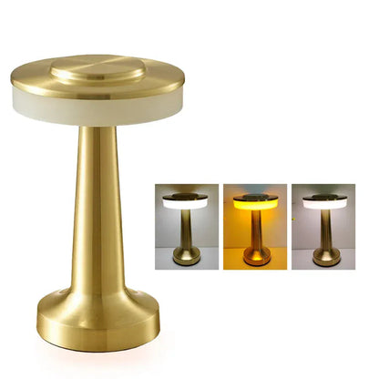 Lampe champignon dorée posée dans un salon moderne avec vue urbaine, lumière LED chaleureuse.