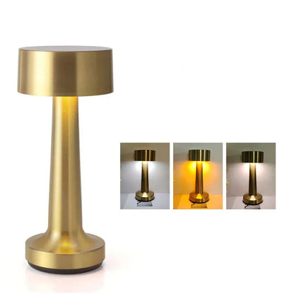 Lampe champignon dorée éclairage chaud dans salon cosy, parfaite pour ambiance chaleureuse et moderne.