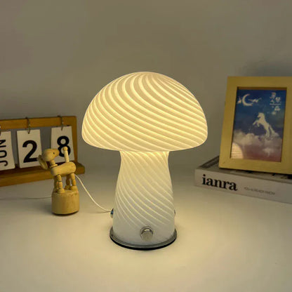 Lampe champignon en verre sur bureau moderne, éclairage LED décoratif pour espace de travail.