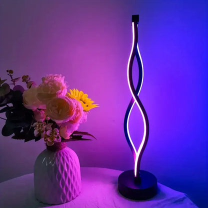 Lampe de bureau design LED torsadée en mode RGB bleu et violet, éclairage décoratif moderne pour ambiance nocturne.