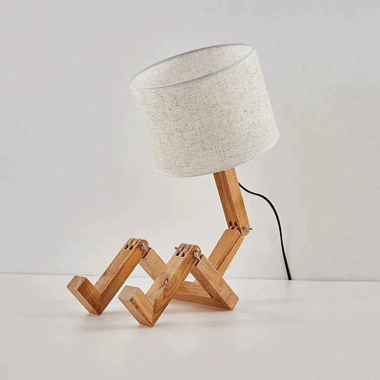 Lampe de bureau en bois avec câble apparent et bras articulé, design minimaliste en bois naturel sur fond blanc.