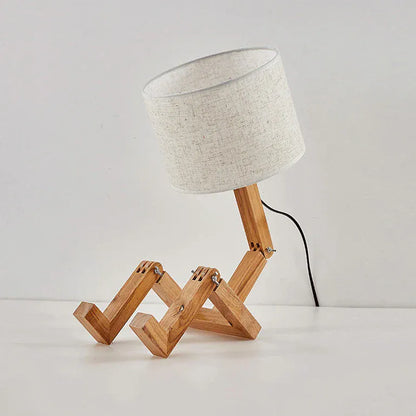 Lampe de bureau en bois avec câble apparent et bras articulé, design minimaliste en bois naturel sur fond blanc.