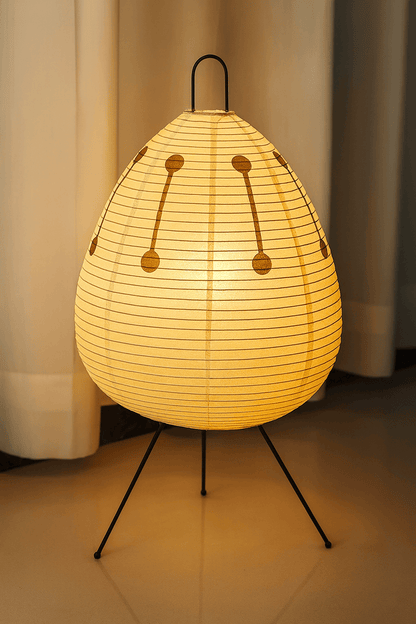 Détail de la lampe de bureau vintage en papier texturé, finition artisanale élégante.