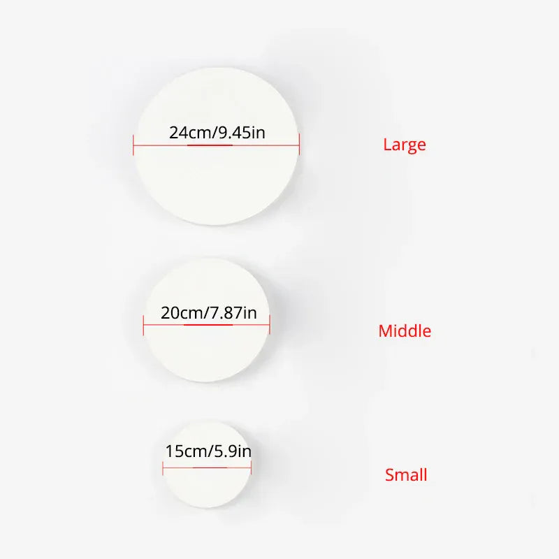 Lampe murale LED moderne dans un intérieur minimaliste, applique murale ronde design.