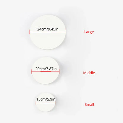 Lampe murale LED moderne dans un intérieur minimaliste, applique murale ronde design.
