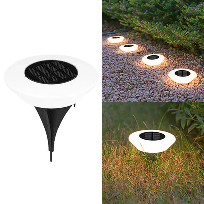Lampes solaires extérieur sur pied installées le long d’un chemin