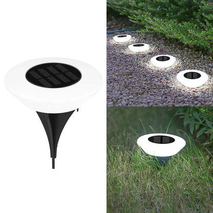 Lampe solaire extérieur sur pied installée dans un jardin sur gravier ou pelouse