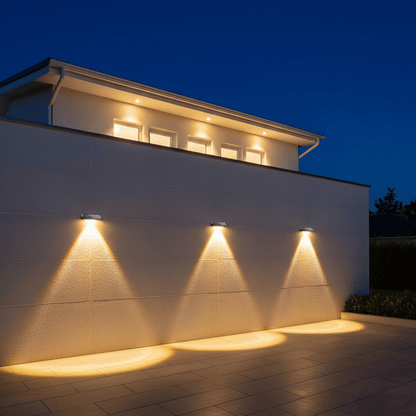Lampe solaire murale extérieur LED installée sur un mur blanc la nuit