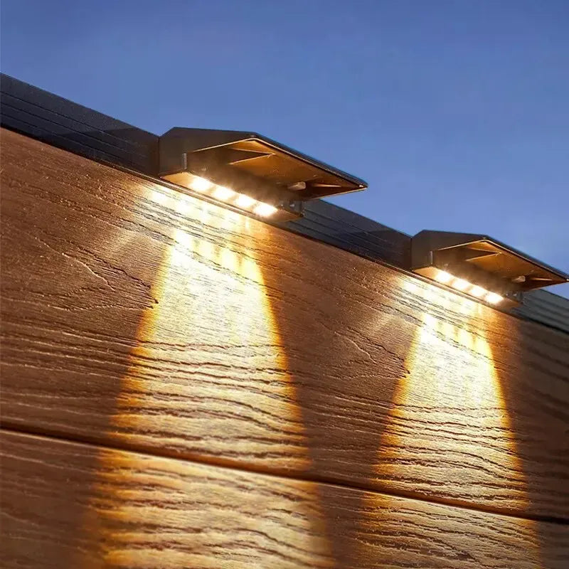 Lampe solaire murale extérieur LED installée sur un mur en bois