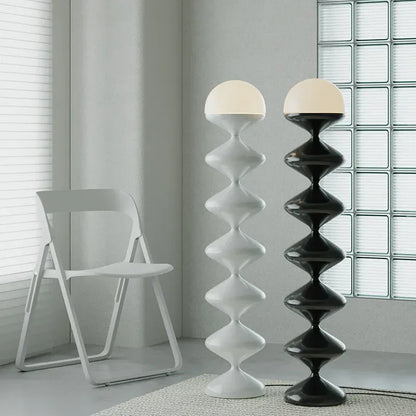 Lampes sur pied design blanches et noires, modèle sculptural moderne pour intérieur contemporain.