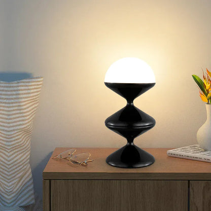 Lampe sur pied design moderne utilisée comme objet décoratif dans un intérieur minimaliste.