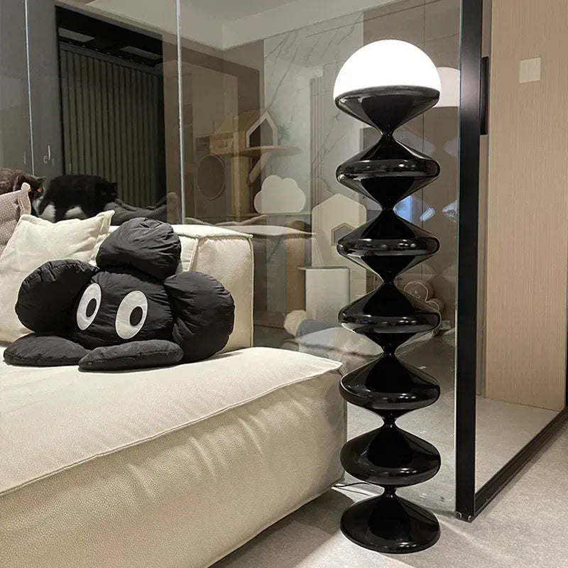 Lampe sur pied design noire dans un salon élégant, éclairage décoratif haut de gamme.