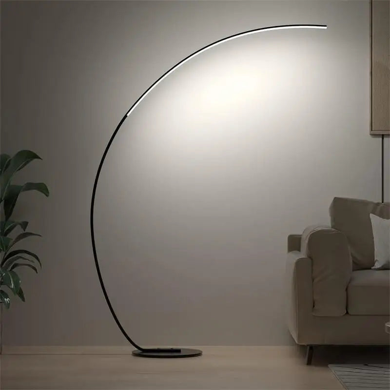 Lampe sur pied salon LED idéale pour coin lecture et éclairage d’appoint design