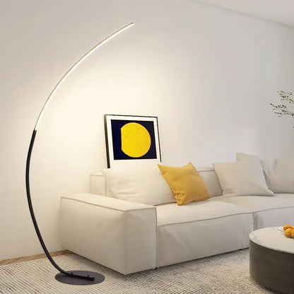 Lampe sur pied salon LED grand format idéale pour éclairer un grand espace de vie