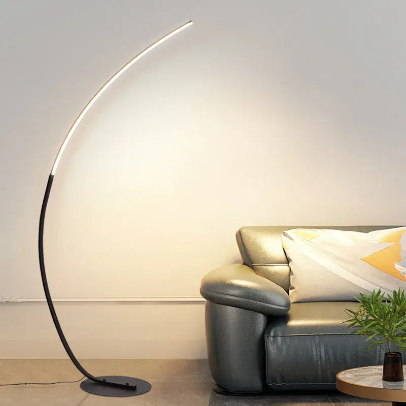 Lampe sur pied salon minimaliste au design moderne pour décoration intérieure raffinée
