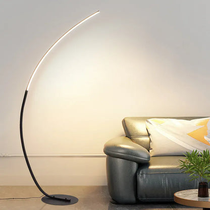 Lampe sur pied salon minimaliste au design moderne pour décoration intérieure raffinée