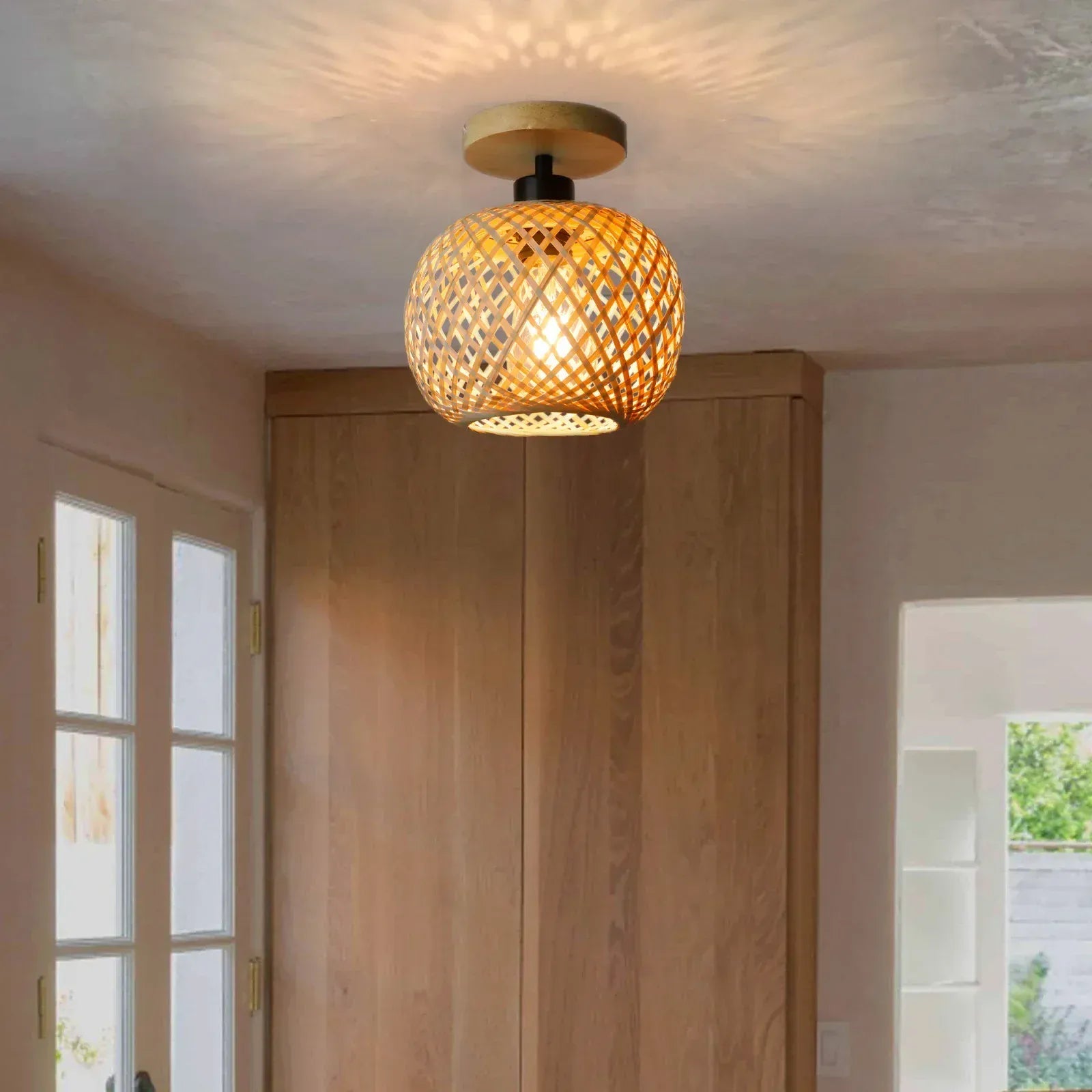Suspension en bois créant un effet lumineux décoratif sur le plafond