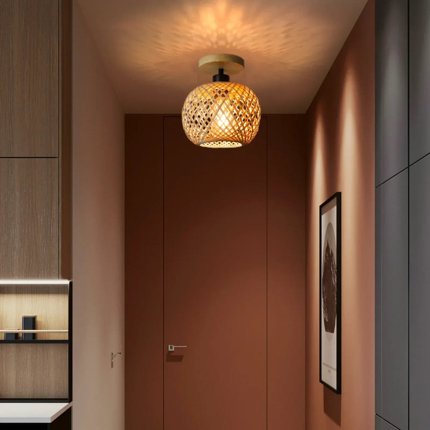 Luminaire en bois suspendu dans une entrée, ambiance chaleureuse et naturelle