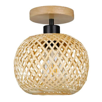 Luminaire en bois naturel, abat-jour tressé design sur fond blanc