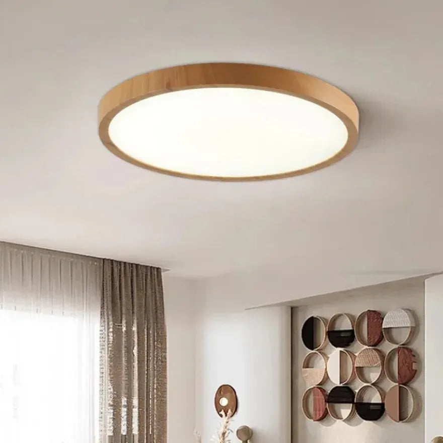 Luminaire bois rond LED allumé dans une pièce lumineuse