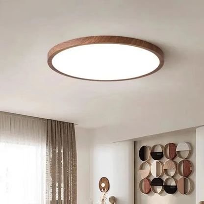 Luminaire bois rond LED installé dans un salon moderne