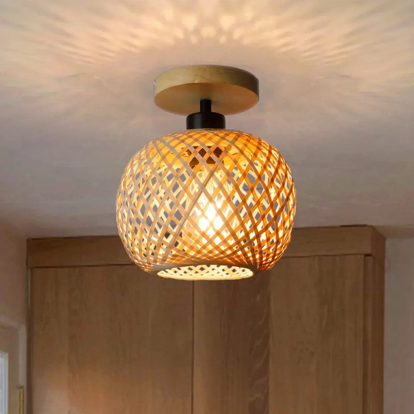 Luminaire en bois installé dans une salle à manger moderne avec lumière chaude