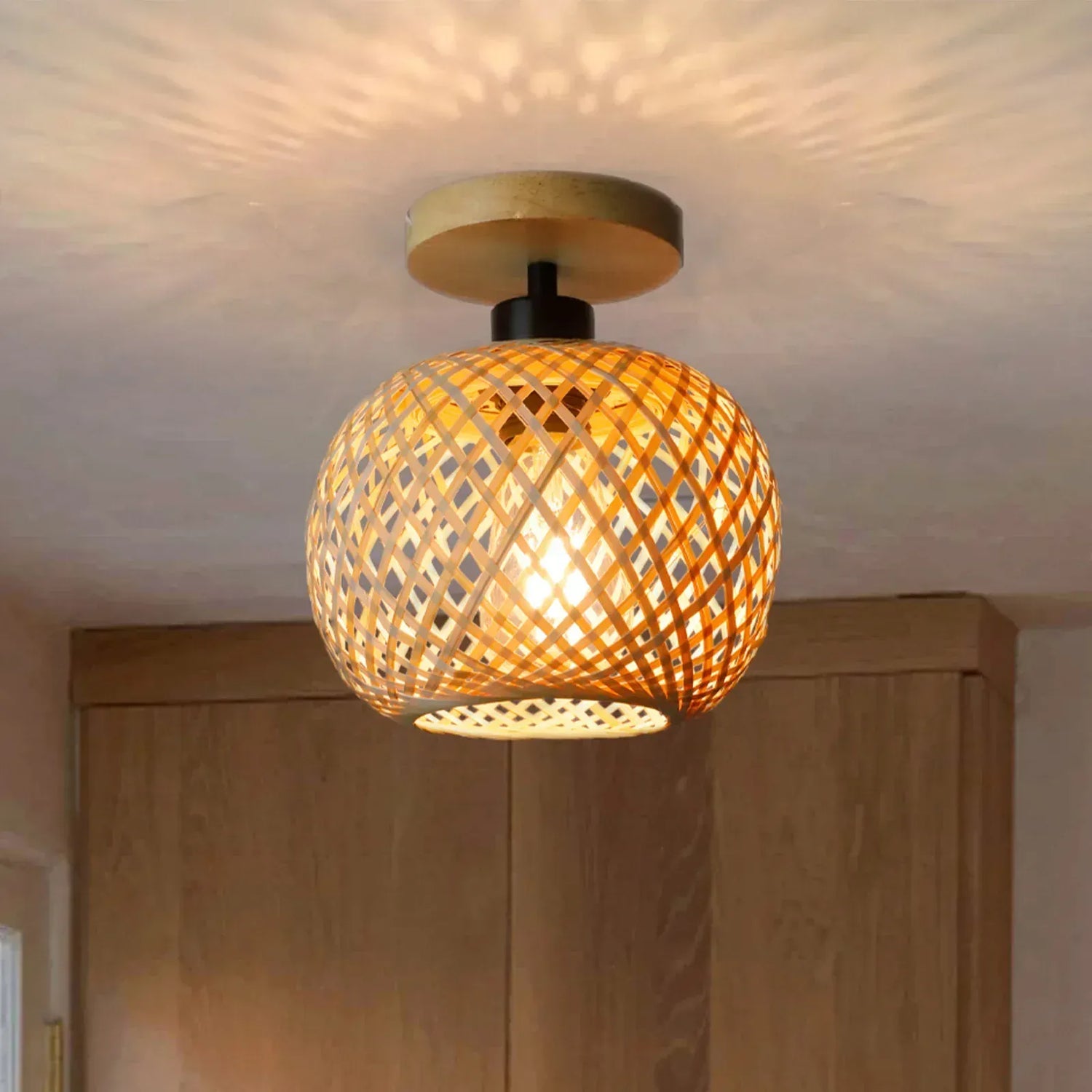 Luminaire en bois installé dans une salle à manger moderne avec lumière chaude
