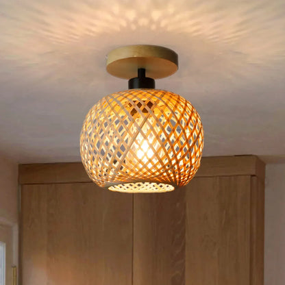 Luminaire en bois installé dans une salle à manger moderne avec lumière chaude