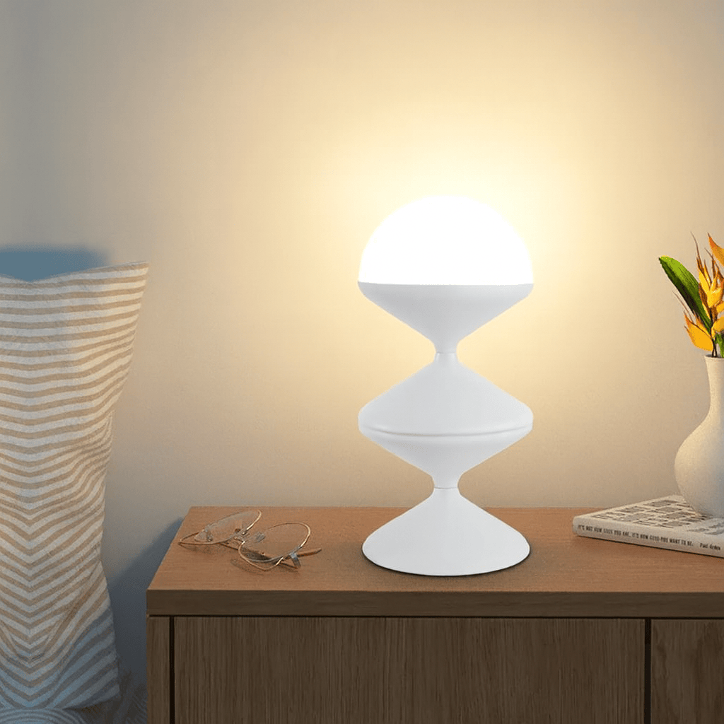 Lampe sur pied design blanche vue de face, style sculptural moderne pour décoration intérieure.
