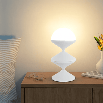 Lampe sur pied design blanche vue de face, style sculptural moderne pour décoration intérieure.